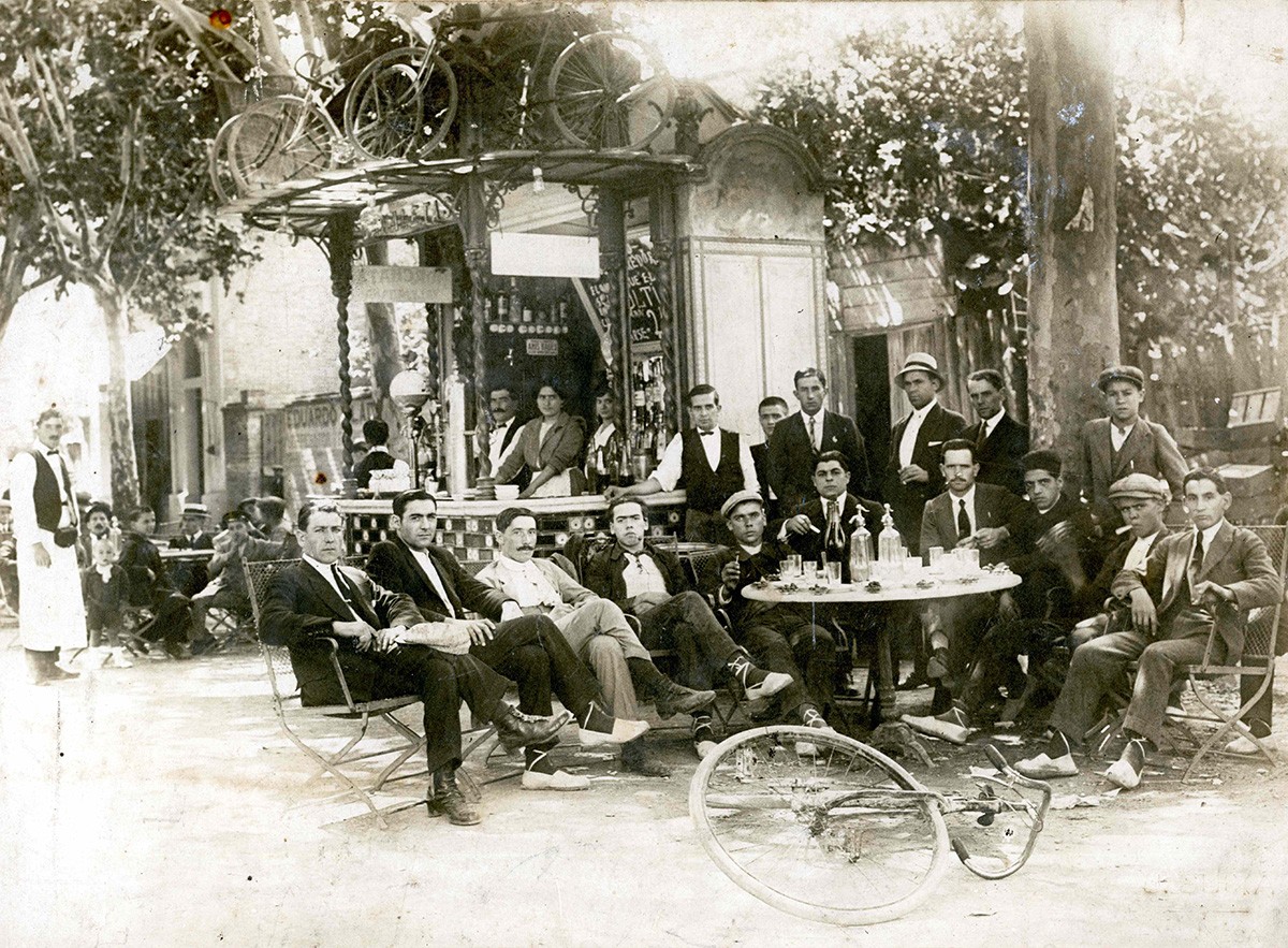 Un grup de ciclistes al quiosc de Canaletes, al final del primer tram del Passeig, a la segona dècada del s. XX.