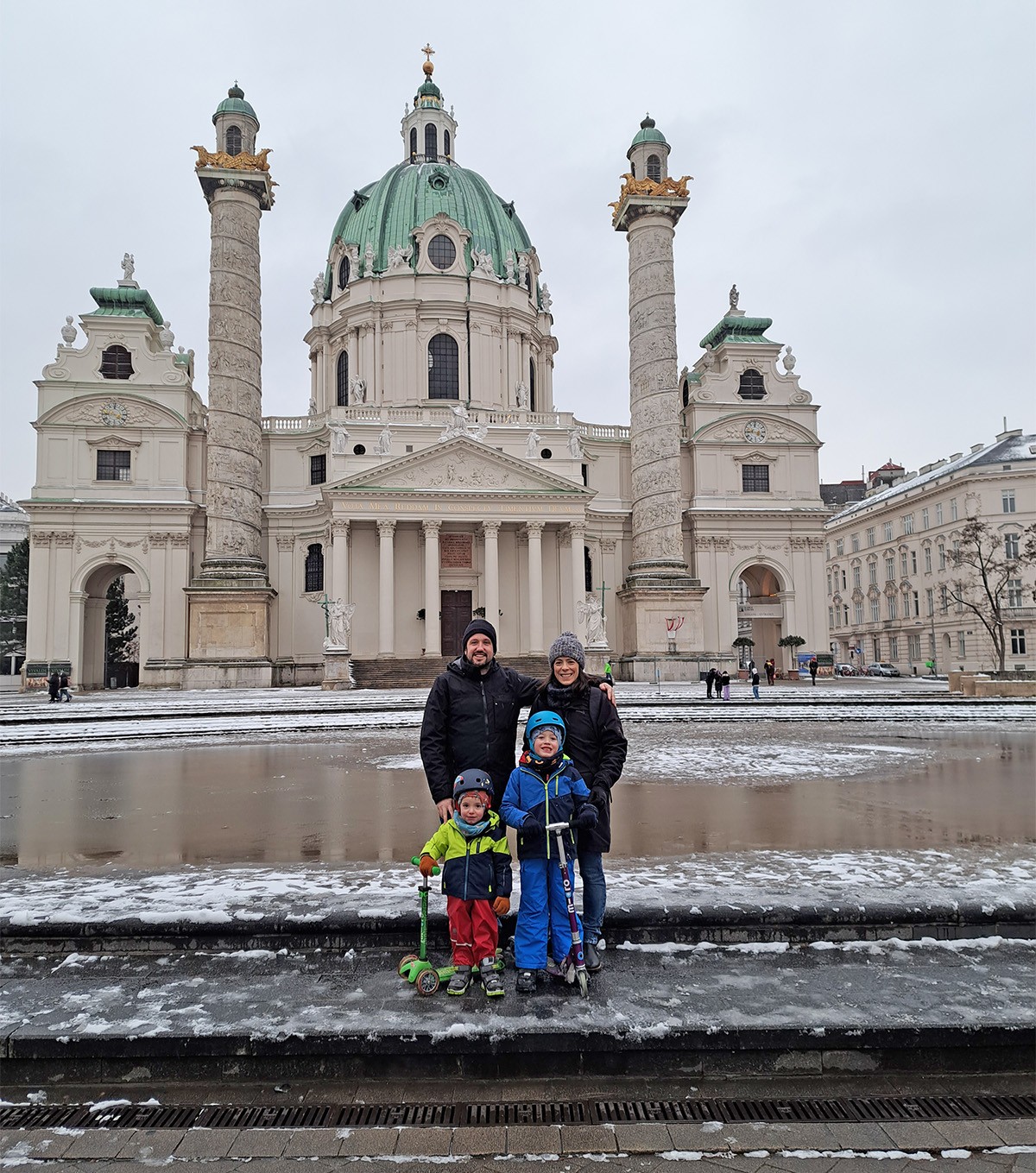 Marta Gibert i Aleix Comas amb els fills a la Karlsplatz de Viena