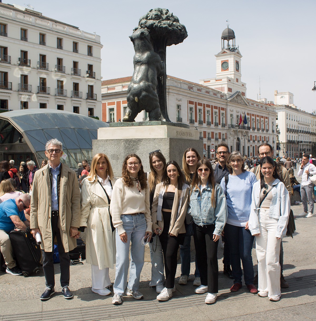 Alguns manresans residents a Madrid, amb acompanyants, a la Puerta del Sol, vora la popular escultura de l’Oso y el Madroño, que simbolitza la ciutat, el diumenge 21 de maig.