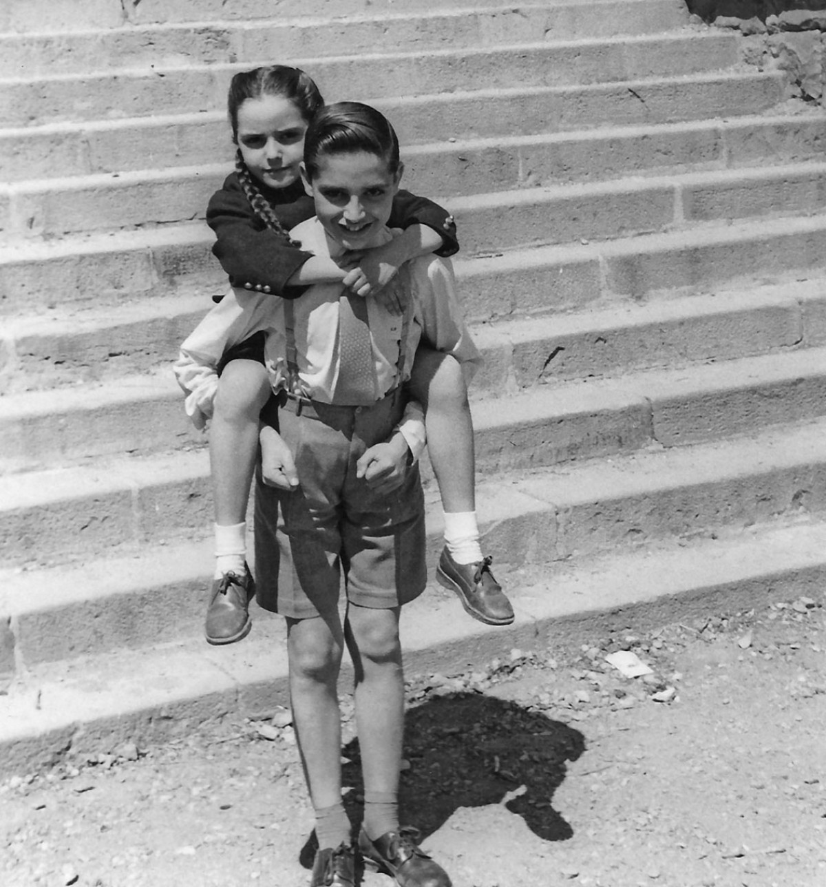 El Lluís amb la seva germana a coll, a la Reforma