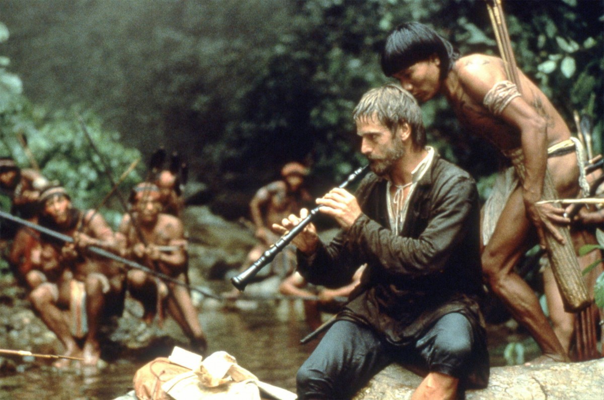 Fotograma de la pel·lícula «La missió». El missioner Gabriel (Jeremy Irons) captiva l'atenció dels indígenes Guaranís tocant l'oboè.