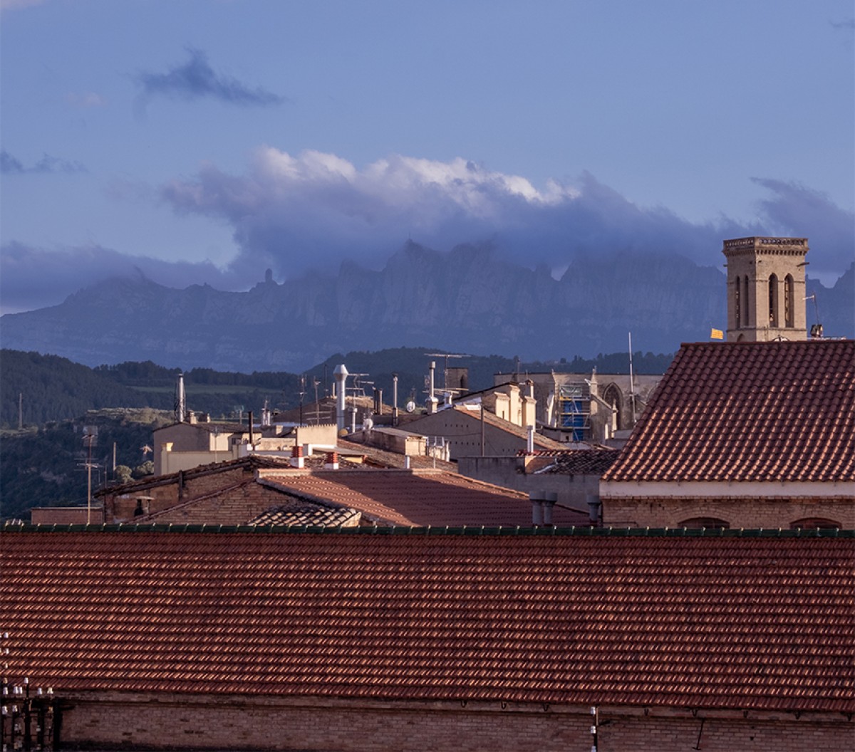 Malgrat que la dita diu «Montserrat amb caperó, pluja amb abundor», actualment això no passa gaire sovint. 